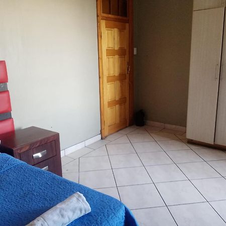 Ebony Guest House Претория Екстериор снимка