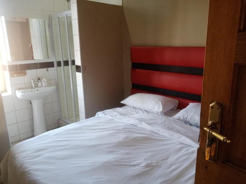 Ebony Guest House Претория Екстериор снимка