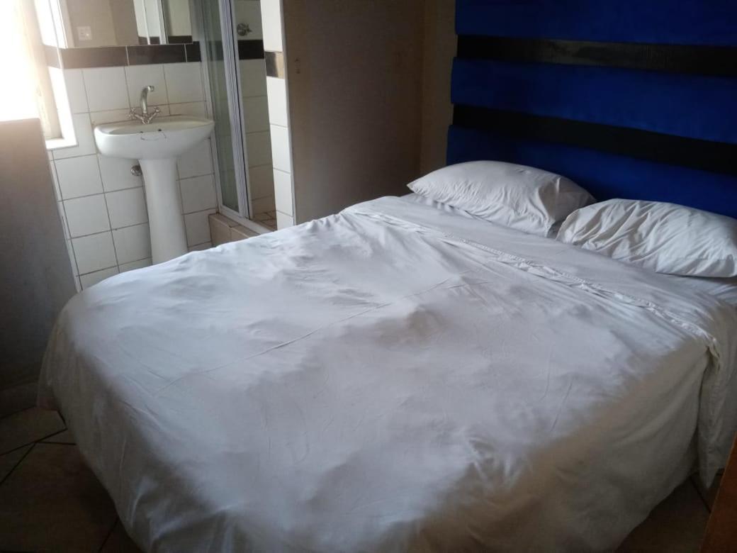 Ebony Guest House Претория Екстериор снимка