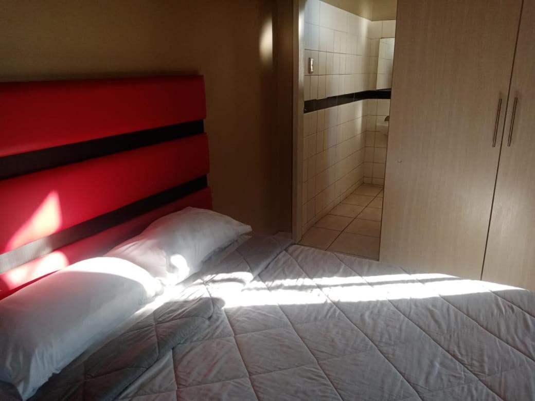 Ebony Guest House Претория Екстериор снимка
