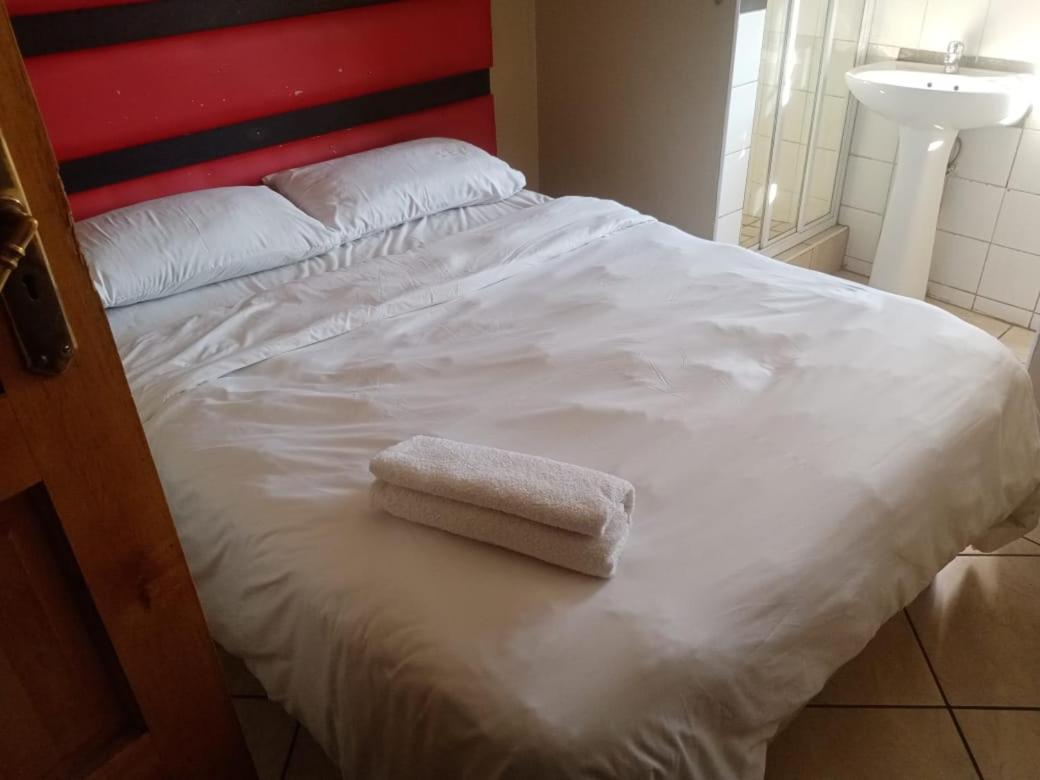 Ebony Guest House Претория Екстериор снимка