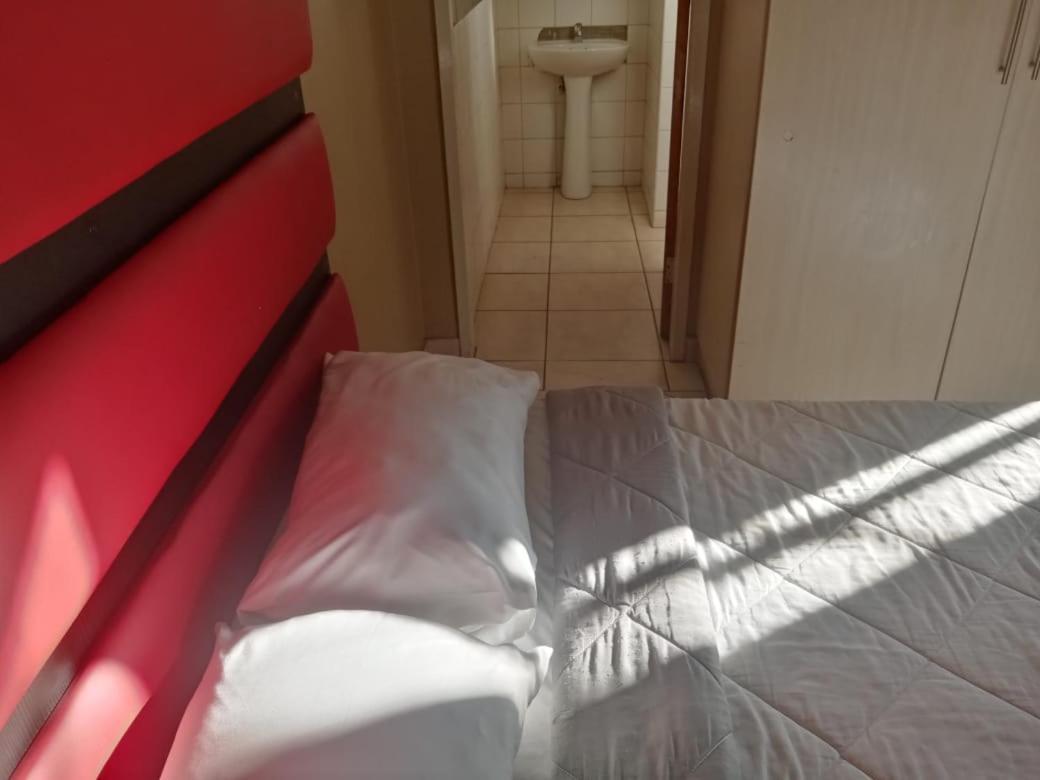 Ebony Guest House Претория Екстериор снимка