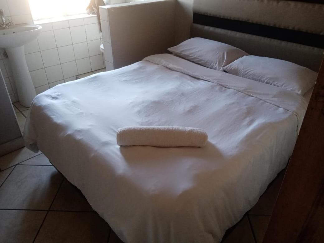 Ebony Guest House Претория Екстериор снимка