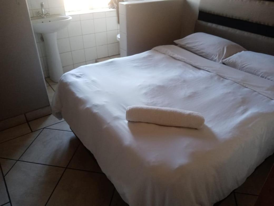 Ebony Guest House Претория Екстериор снимка