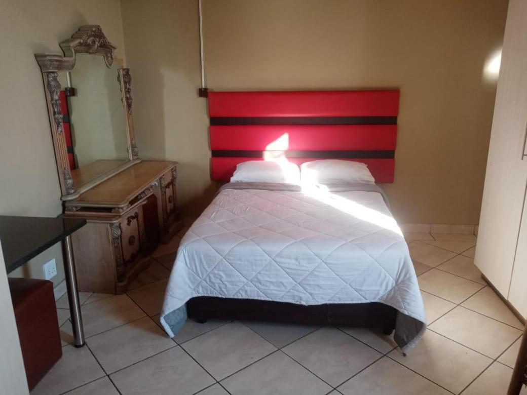 Ebony Guest House Претория Екстериор снимка