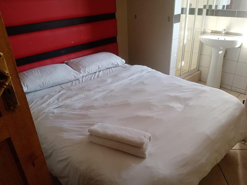 Ebony Guest House Претория Екстериор снимка